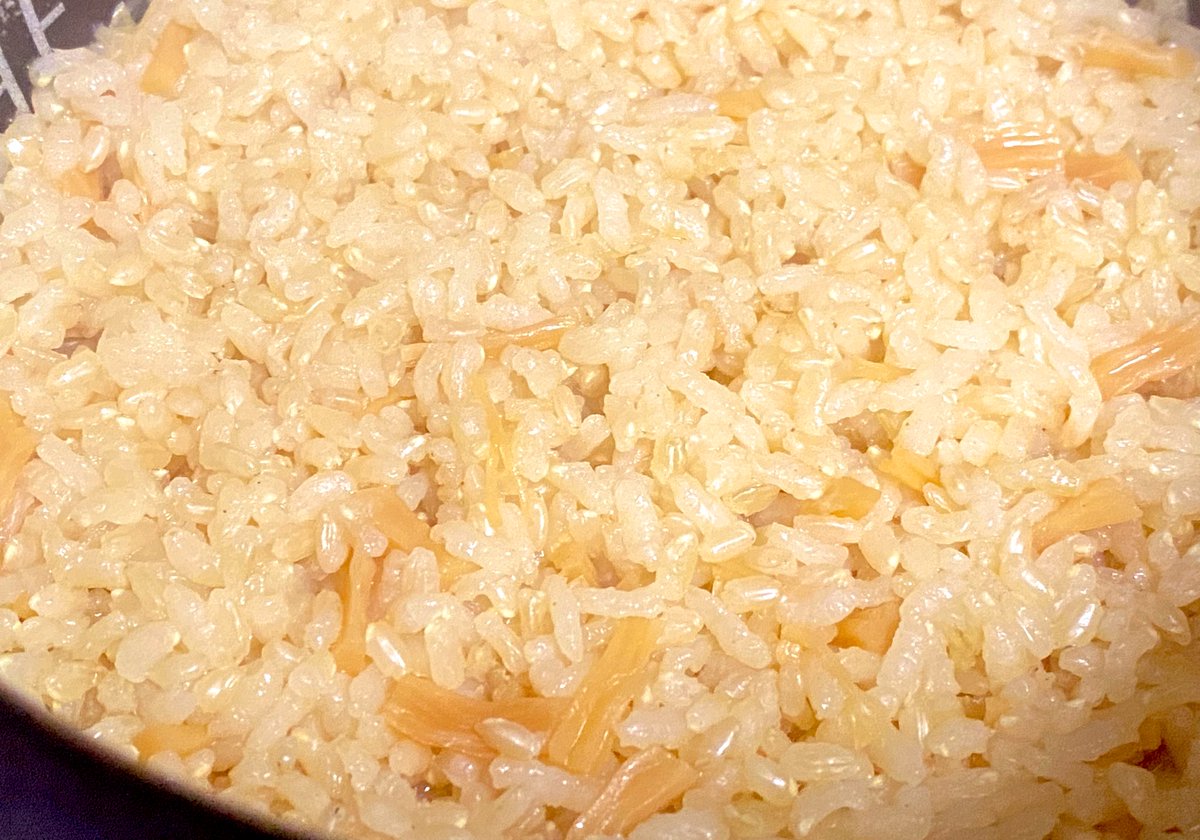 Нужно ли закрывать рис крышкой. Нужно ли закрывать рис крышкой. Как слить воду из риса. Нужно ли закрывать рис крышкой. Рис в кастрюле.