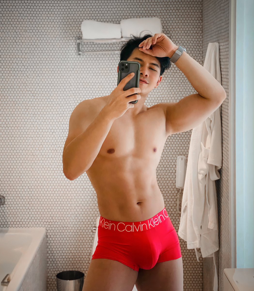 Aoffyisme's tweet photo. Here’s your chocolate bar for the Christmas 🍫🍫🍫. พร้อมแกะห่อช็อกโกแลตแท่งมั้ยคร้าบ 👅 https://t.co/nGbmznBuN7
