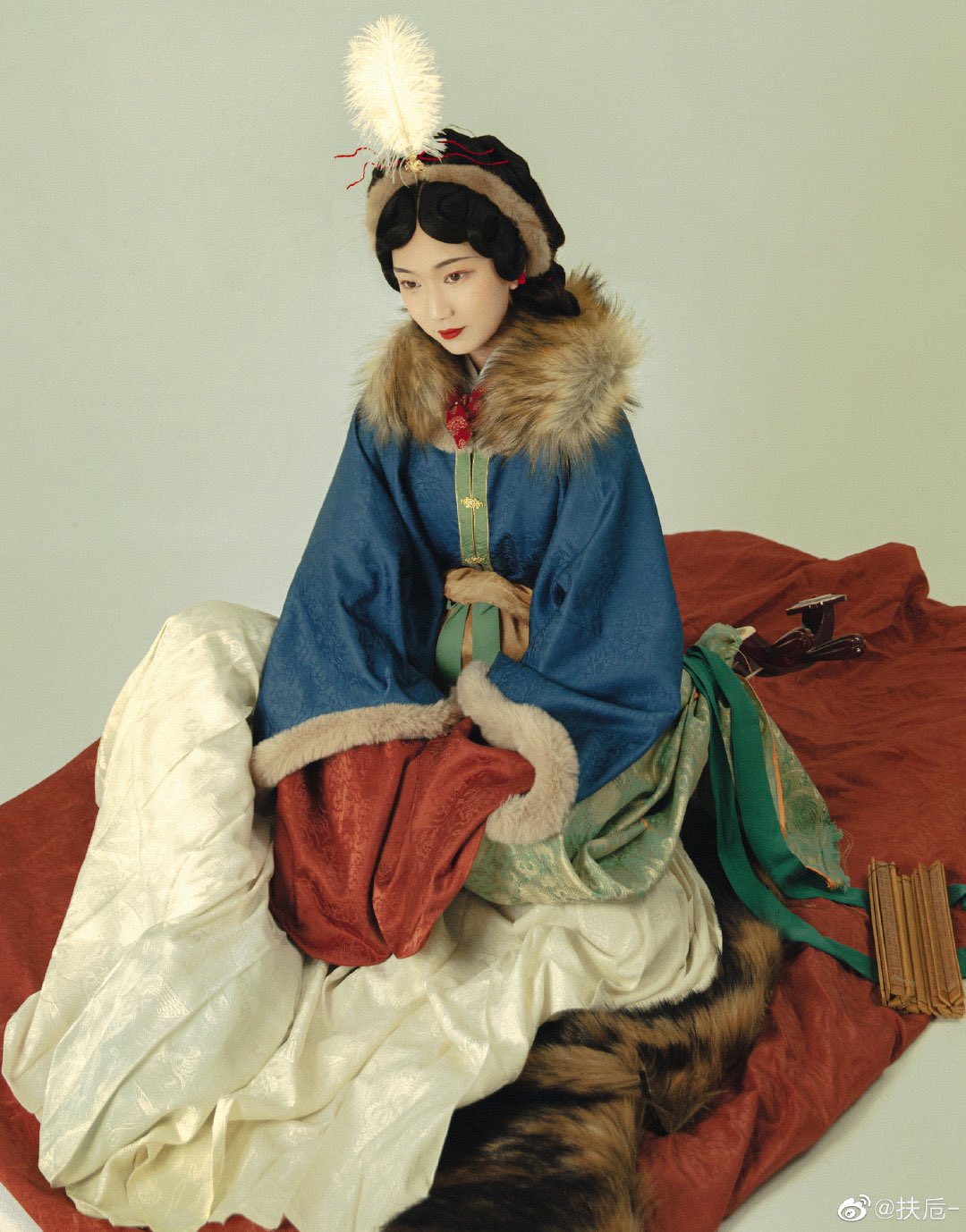 シャチョウ Auf Twitter 明代仕女画 千秋絶艶図 に描かれる中国四大美人の1人とされる王昭君 王昭君 は漢代の美人だが 明代の仕女画上では明代仕女装束を纏う美人として表現されている 装束には暖かい毛皮の付いた明代冬着アイテム 披襖 昭君套 が窺える 画像
