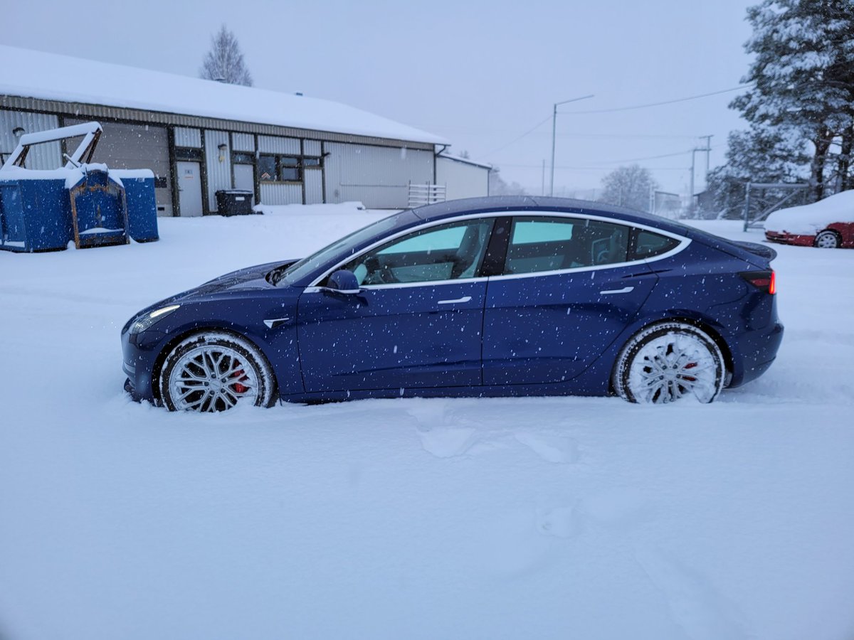 matikaisrolle's tweet image. Eilen surffailin rouvan Model 3:lla 15 cm puuterilumessa ja itsenäisyyspävänä tulin suomen halki samalla härvelillä 20 asteen pakkasessa. Johtopäätöksenä voidaan todeta, ettei meillä ole koskaan ollut yhtä hauskaa ja miellyttävää talviautoa. #sähköauto #talvi #trackmode #tesla