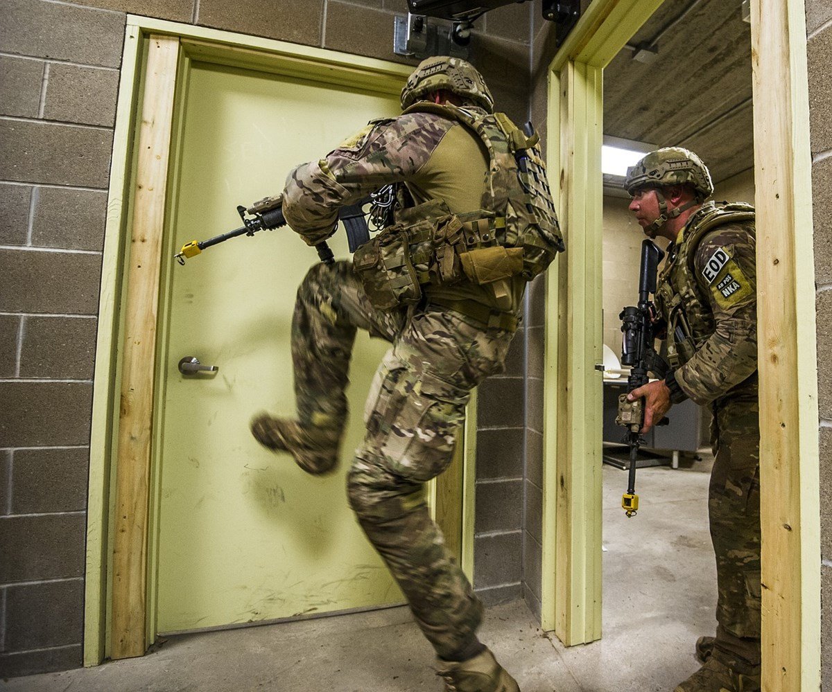 BREAKING: Super Army Soldiers go Door-to-door in Bradford armed with Covid jabs at the homes of the #UNVACCINATED - in plans approved by Ministers.

Photographed from a Canberra #antivax #covidchristmas #Omicron