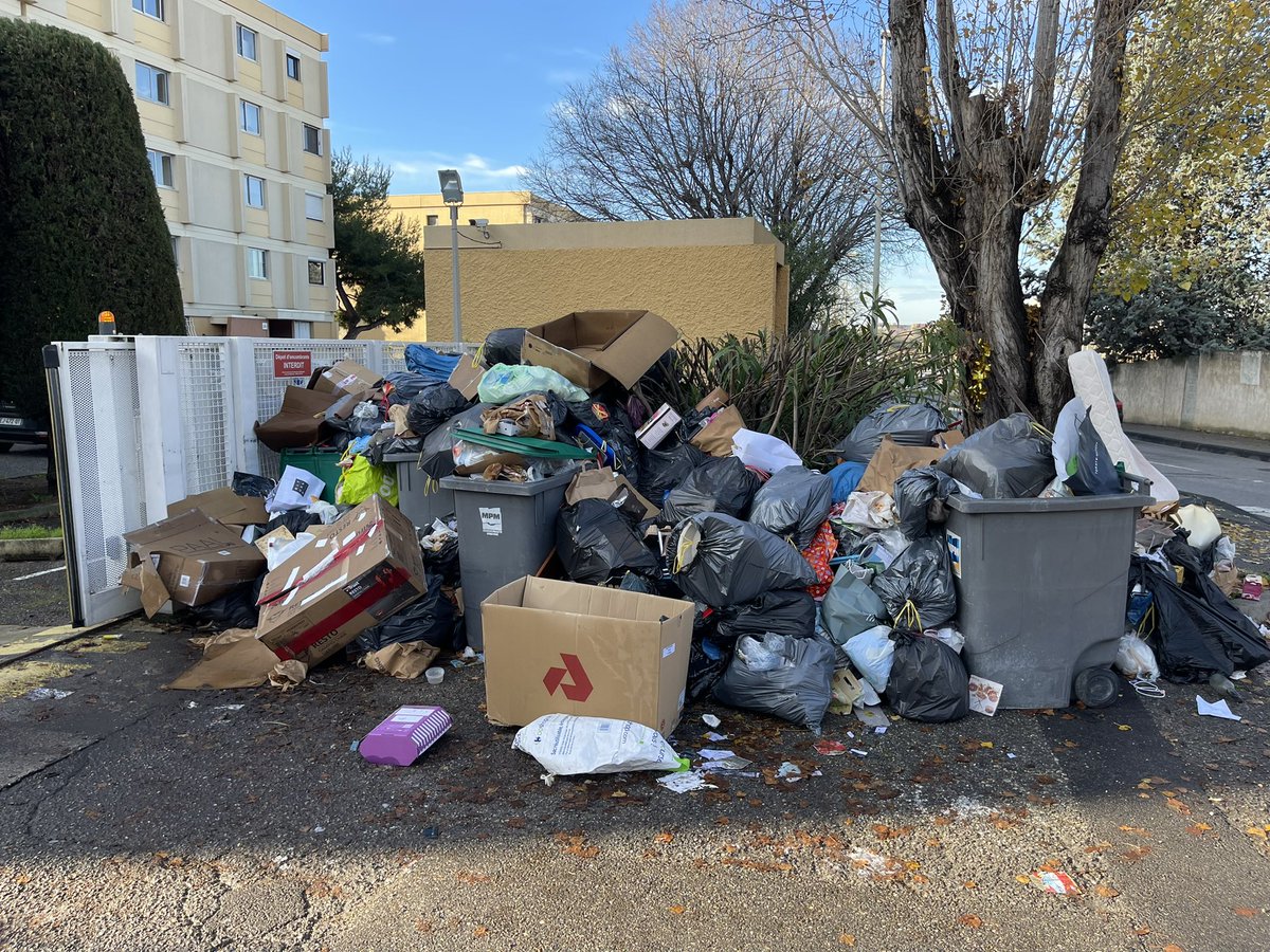 Marseille 26/12/2021. Doit on se résigner en 2021 à voir encore cela à Marseille? 
On sait pourtant que ce n’est pas la dernière fois. Mais non on peut pas se résigner. 
Parce que l’insalubrité. 
Parce que la pollution. 
Parce que l’ambition que des services fonctionnent.