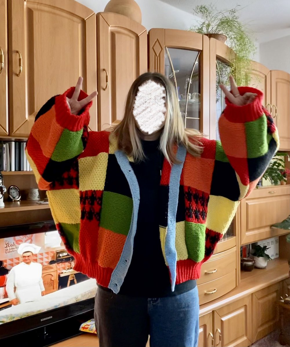 katjasclouds's tweet image. LOOK WHAT MY OMA MADE ME FOR CHRISTMAS!!! 
I'M SCEAMING-

#harrystyles #Christmas #cardigan