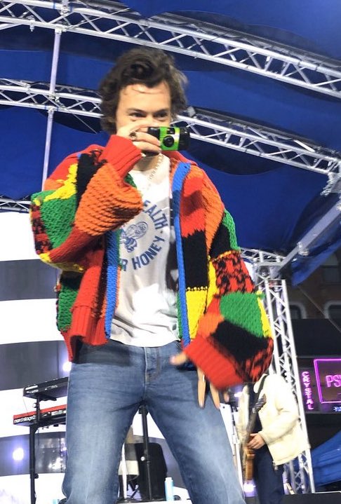 katjasclouds's tweet image. LOOK WHAT MY OMA MADE ME FOR CHRISTMAS!!! 
I'M SCEAMING-

#harrystyles #Christmas #cardigan