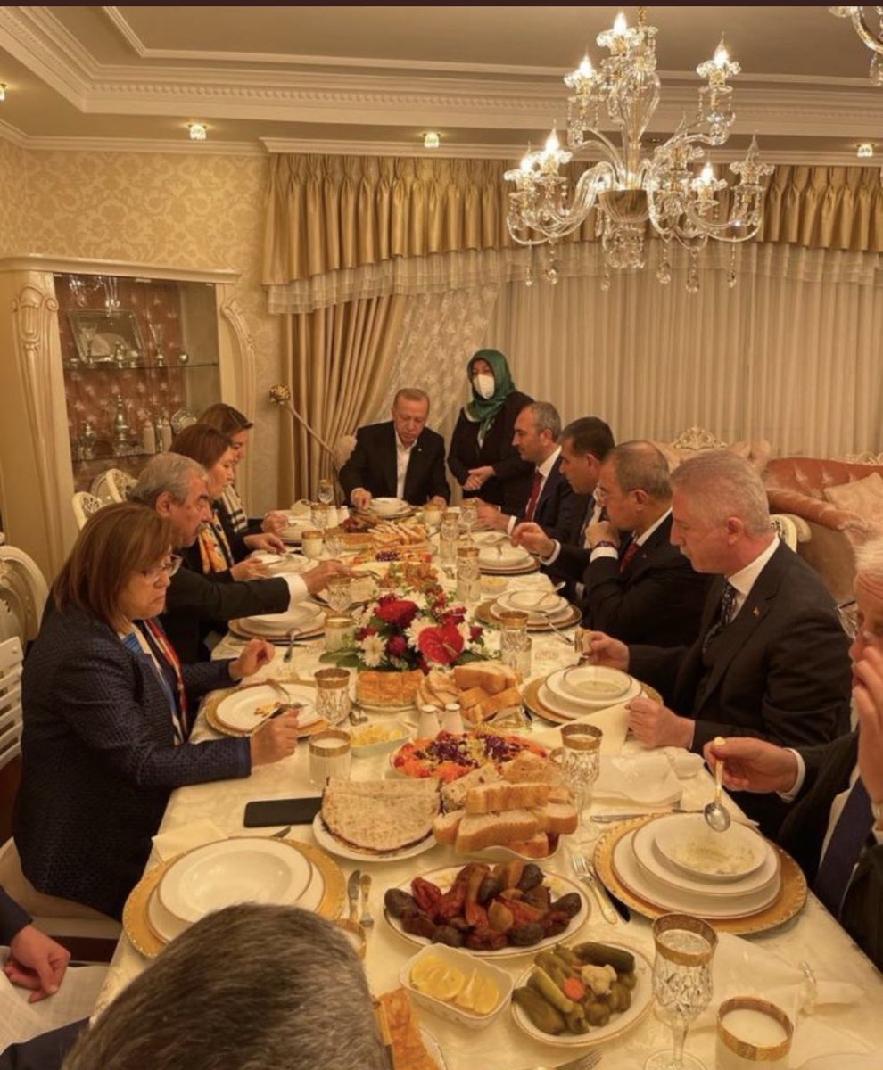 Sn Erdoğan ve Akp’nin zihniyetinin röntgeni!!!

Millete sabır, porsiyon küçült, TL’ye dön diyeceksiniz, 
Sonra da soluğu zengin sofralarında alacaksınız!

Büyük adamsın Usta; zenginle yiyip-içip fukaraya kendini alkışlatmak büyük başarı!