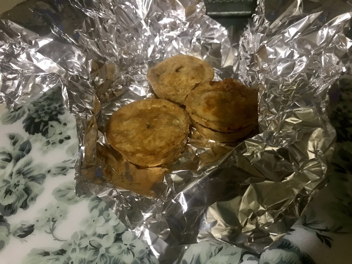aysunulukan's tweet photo. İngiliz komşularımızın #noel2021 ikramı.#mintpie nefis👍İnsan, her yerde, her dinde insan; insan olmayan da öyle!!!! https://t.co/NHrx2vK0YU