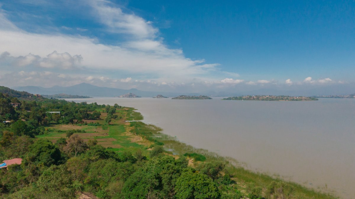 Michoacan's tweet photo. En #Ucazanaztacua tenemos un muelle donde podrás encontrar embarcaciones que te lleven a las islas de #Janitzio, #Yunuén, #Tecuén, #LaPacanda o dar un recorrido sobre el #LagoDePátzcuaro.
#Michoacán #elAlmadeMéxico 🦋 https://t.co/hdqZyHRVLu