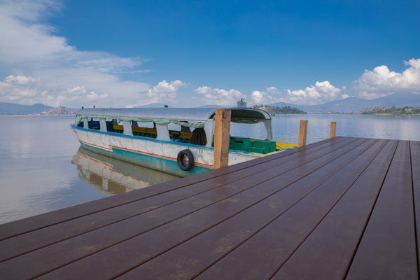 Michoacan's tweet photo. En #Ucazanaztacua tenemos un muelle donde podrás encontrar embarcaciones que te lleven a las islas de #Janitzio, #Yunuén, #Tecuén, #LaPacanda o dar un recorrido sobre el #LagoDePátzcuaro.
#Michoacán #elAlmadeMéxico 🦋 https://t.co/hdqZyHRVLu