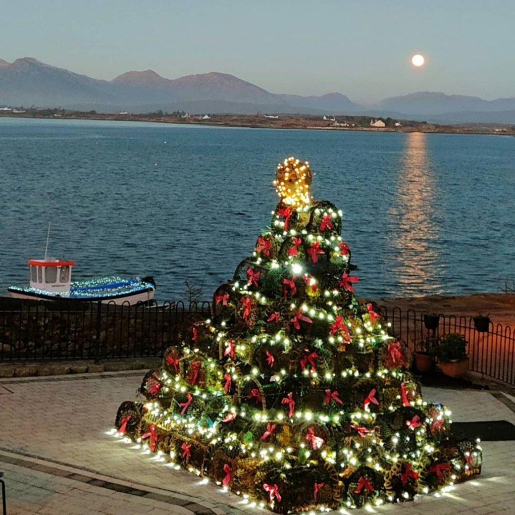 Just a little bit of Wild Atlantic Way magic... 🌕✨🛥️🎄

📸 IG/ hessionmarie
📌 Roundstone, Connemara

#Christmastime #ChristmasTree #LobsterPots #Magic #LoveThis #WildAtlanticWay #Roundstone #Connemara #Galway #Ireland #VisitGalway