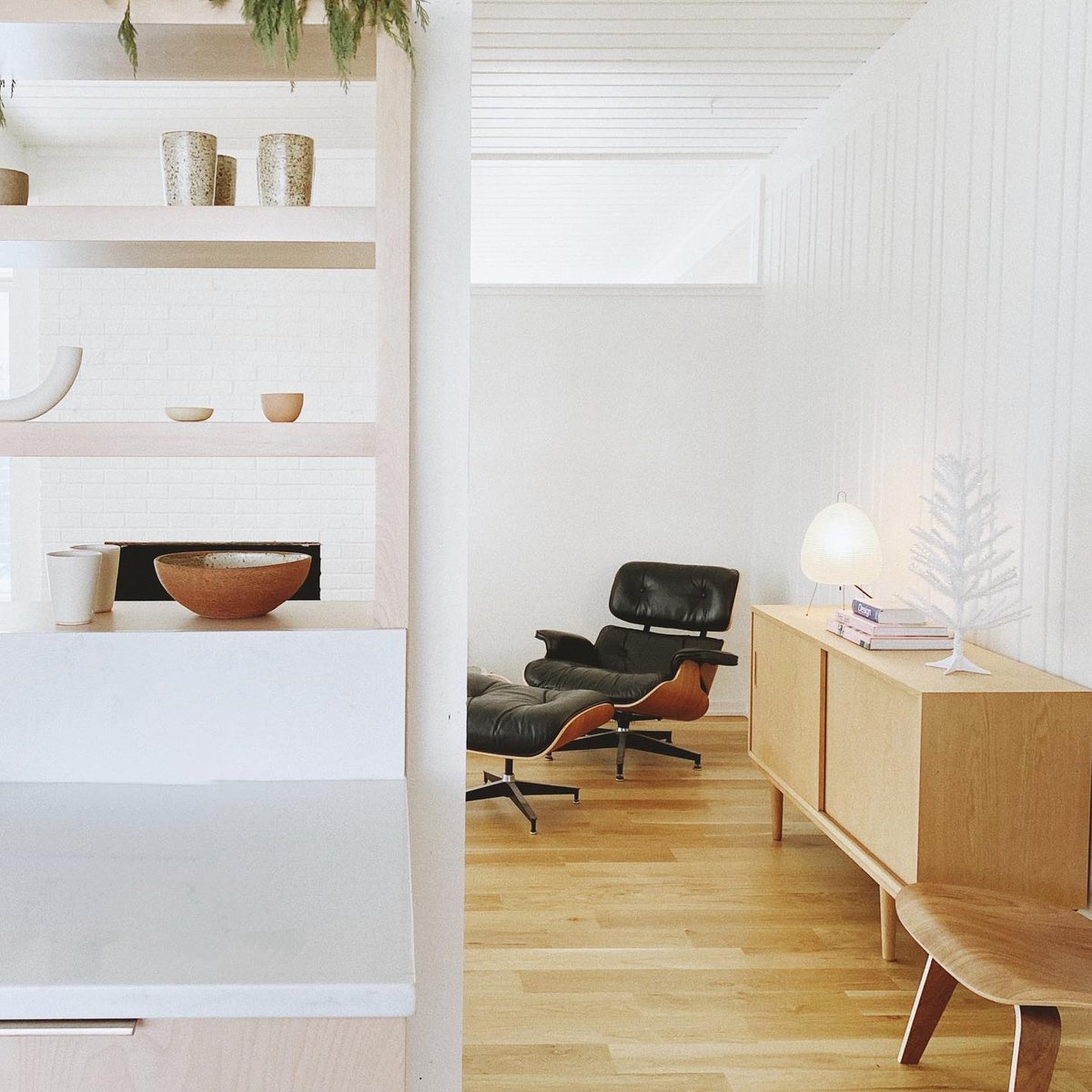 HermanMiller's tweet photo. Looking for a handmade gift? Treat yourself to the iconic Eames Lounge Chair, lovingly assembled by hand and thoughtfully designed with contoured wood that cradles you in comfort. #hmathome
Photo: Ben Kocinski, Kaley Kocinski https://t.co/44ZUXx6qlu