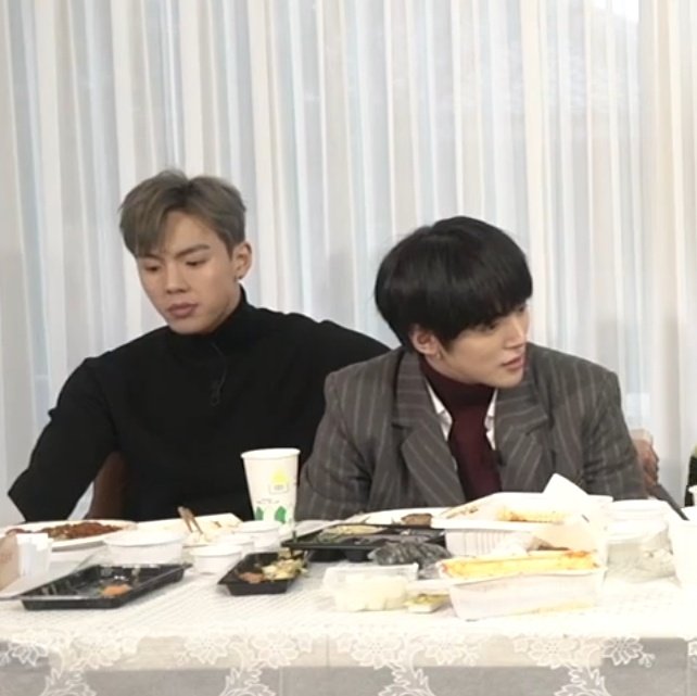 Nssss618's tweet photo. 와.. 나 죄수님 트윗보고 지금깨달았네.. 내가 좋아하는 션뭉 이 두자세는 한 세트라는거... 손혀누가 이민역 등뒤에 팔을걸치는 자세는 이민역이 손혀누 가슴팍에 기대는걸 쉽게하는자세라고.. 
의도한거든아니든 이렇게앉으면  한세트가 자연스럽게되는거임... https://t.co/SeSDZlspts