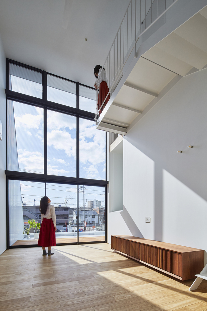 HeyCraigo's tweet photo. A full-height roof helps keep the #interiors of this home connected. #homestyle  https://t.co/EL3PgiJXwy https://t.co/4lg1xA9ZCV