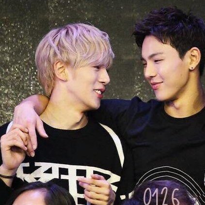 와.. 나 죄수님 트윗보고 지금깨달았네.. 내가 좋아하는 션뭉 이 두자세는 한 세트라는거... 손혀누가 이민역 등뒤에 팔을걸치는 자세는 이민역이 손혀누 가슴팍에 기대는걸 쉽게하는자세라고.. 
의도한거든아니든 이렇게앉으면  한세트가 자연스럽게되는거임...