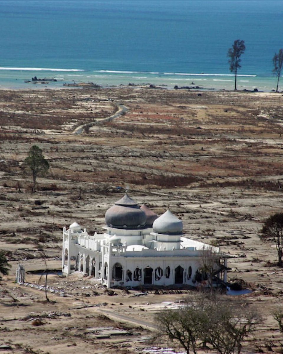 On this day in 2004, an earthquake in the Indian Ocean caused a tsunami which devastating damage to surrounding  countries.

In the aftermath of the tsunami, Masjid Rahmatullah Lampuuk could be seen standing tall while everything around it was wiped out.

instagram.com/p/CX84y2zjgko/