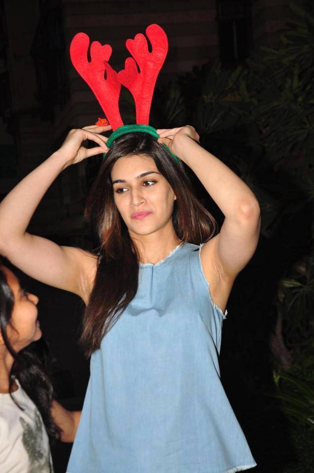 Bollyworlds's tweet photo. Pretty Kriti! 💙🥰🎅 #MerryChristmas #cutesanta https://t.co/hGSDr0p8Mh