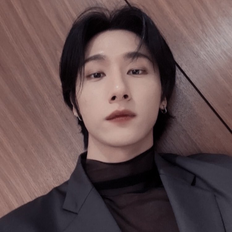 intokyuns's tweet photo. Changkyun: 
- he’d be patient at first
- but he’d get lonely so he’d bend down to u as you’re sitting
- all u did was give him a glance &amp;  went back to your phone
- every 5 seconds that went by,his face would inch closer to u
- he’d peck you before u could start talking https://t.co/sWLc00gf2t