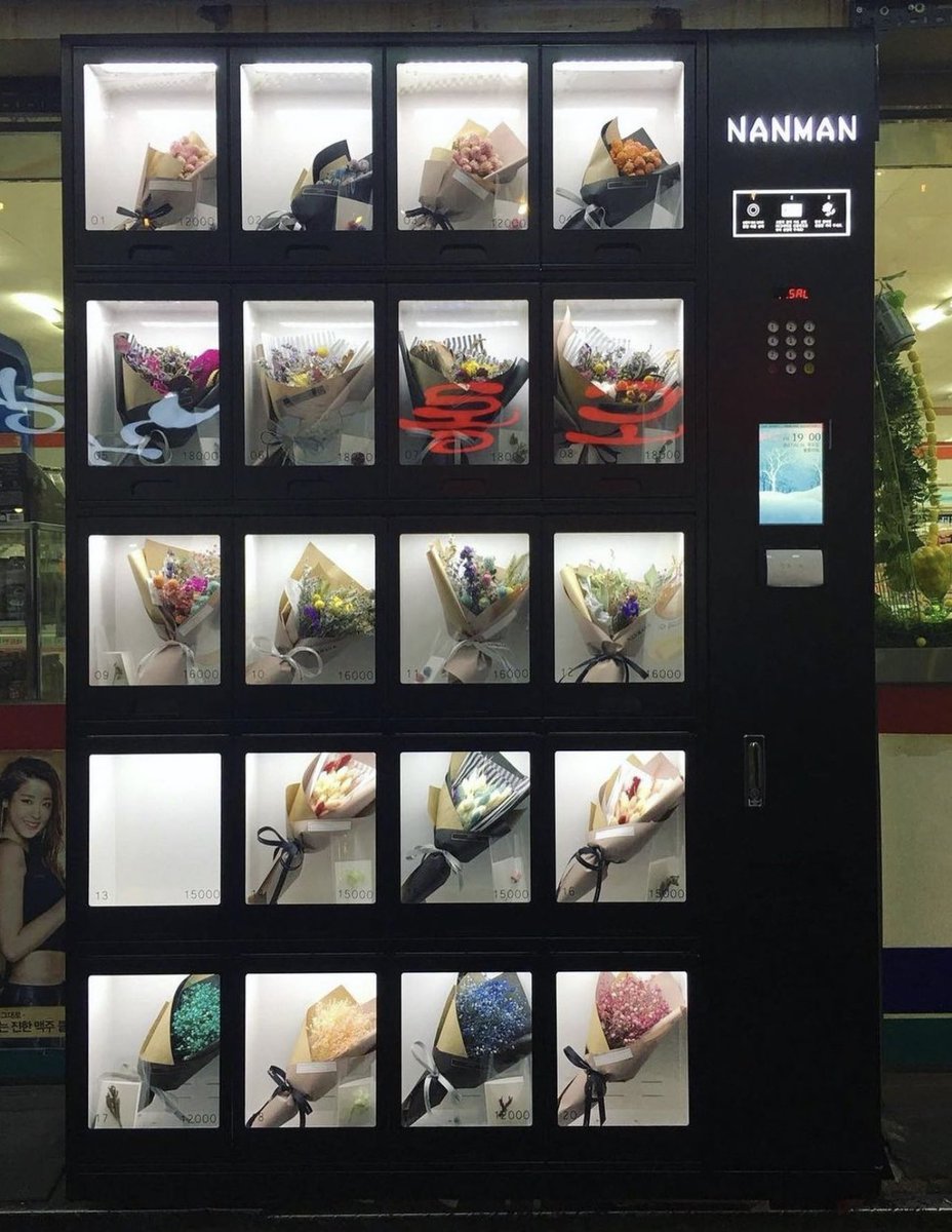 StreetFashion01's tweet photo. Flower Vending Machine in South Korea🖤 https://t.co/2L43Zv0R8q