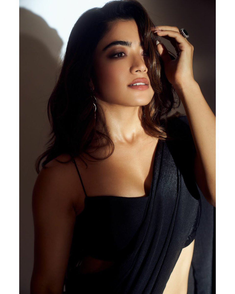 Apeacefulsoul__'s tweet photo. Elegant beauty 🖤✨

@iamRashmika #RashmikaMandanna https://t.co/RHi1rqndAN