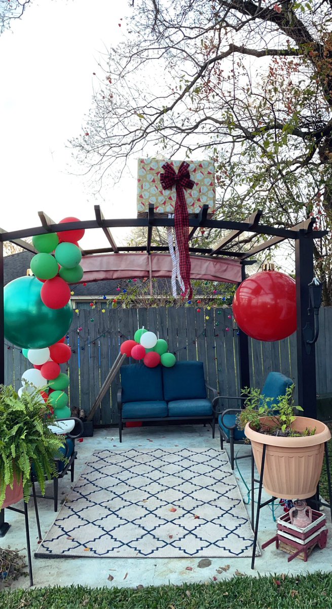 ValleGrecia's tweet photo. Christmas Gender Reveal 💚❤️🎄@GarzaEver93 https://t.co/hXicL8GE15
