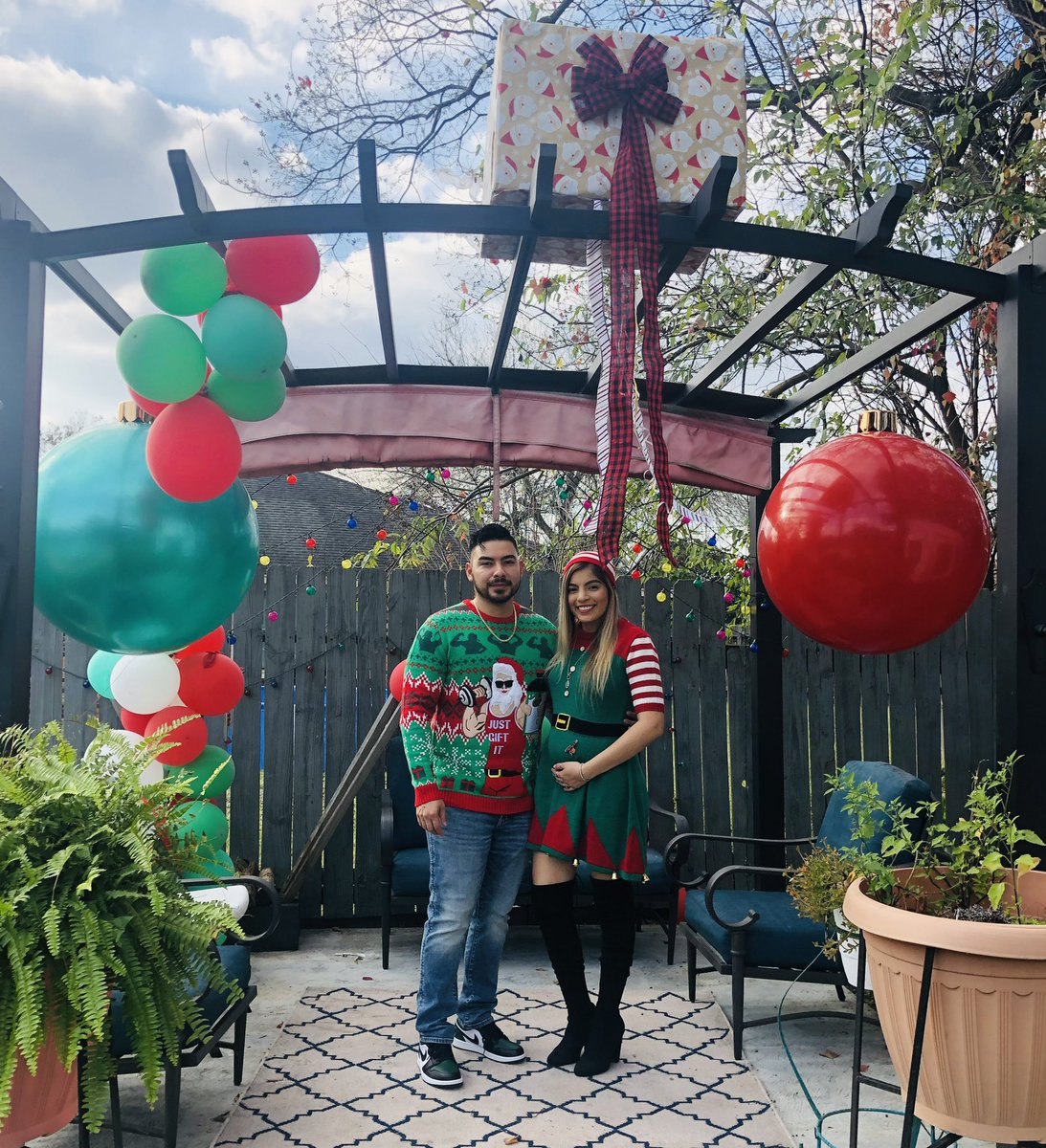 ValleGrecia's tweet photo. Christmas Gender Reveal 💚❤️🎄@GarzaEver93 https://t.co/hXicL8GE15