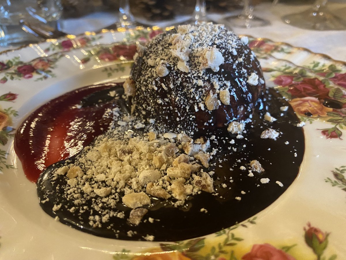 G_Parrello's tweet photo. Pranzo fuori porta con le mie sorelline #SantoStefano #26dicembre #sorelle #Natale2021 #Ricambio #Altrettanto #CABINADIREGIA https://t.co/CI5QQzaiHR