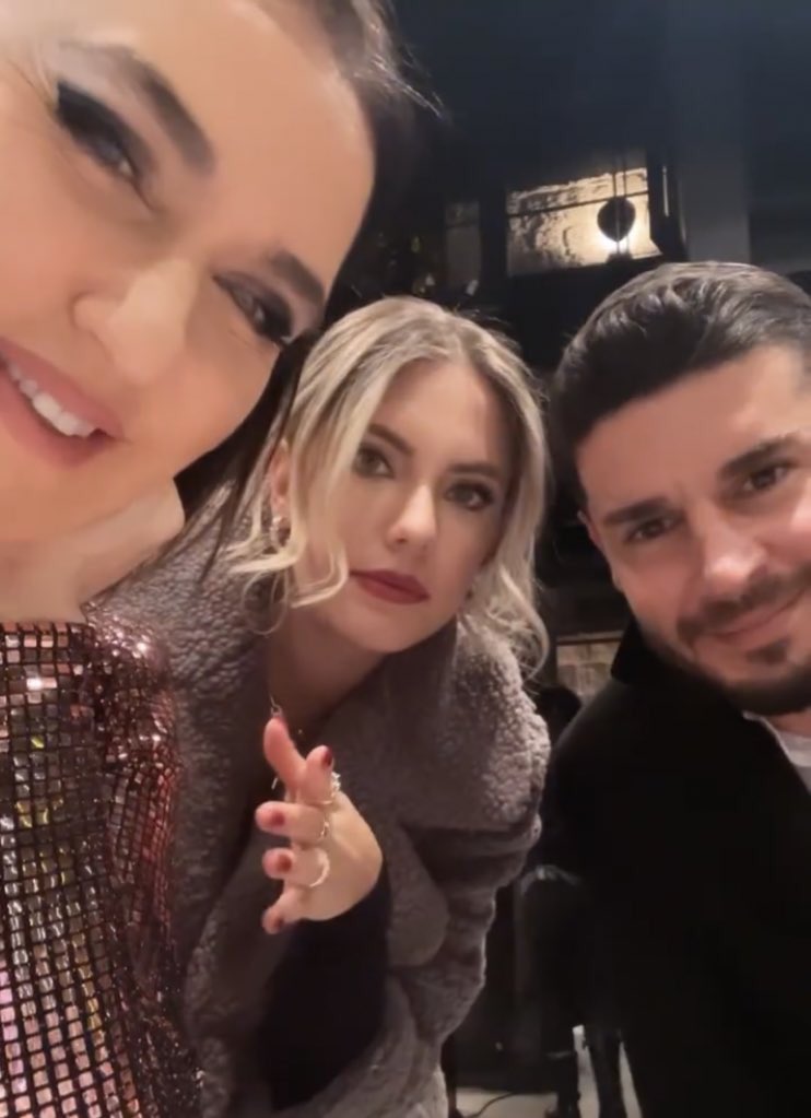 collieneftah's tweet photo. Ender-Dogan ve Cagatay-Yildiz date’e cikmis. Bu dortlu nasil bir araya gelmis merak ettim 🤣
Btw Ender yine cok guzel olmus 💗 #YasakElma #EnDog https://t.co/zkhMstw6jL