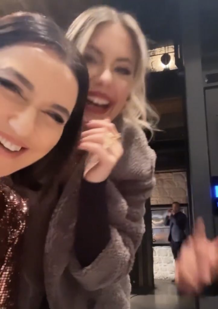 collieneftah's tweet photo. Ender-Dogan ve Cagatay-Yildiz date’e cikmis. Bu dortlu nasil bir araya gelmis merak ettim 🤣
Btw Ender yine cok guzel olmus 💗 #YasakElma #EnDog https://t.co/zkhMstw6jL