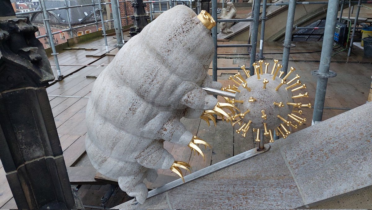 Afgelopen vrijdag weer even bovenop de steigers van de <a href="/ArnhemEusebius/">Eusebiuskerk</a> mogen kijken. Ondertussen zijn op de eerste luchtboog de nieuwe beelden geplaatst. Zoals je ziet is er veel bladgoud gebruikt en allemaal voorzichtig handwerk. 👍

#Arnhem #bewoners6811 <a href="/RCE_erfgoed/">Rijksdienst voor het Cultureel Erfgoed</a>