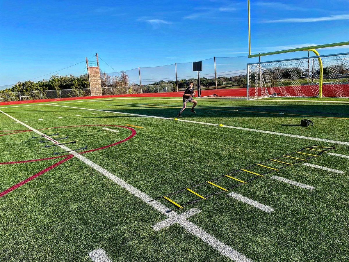 GoldenBoyLefty's tweet photo. Embrace the grind, football, baseball all year long. #goldenboylefty #igotowork #lonestarbaseball #laketraviscavaliers https://t.co/JDLVos2jrW