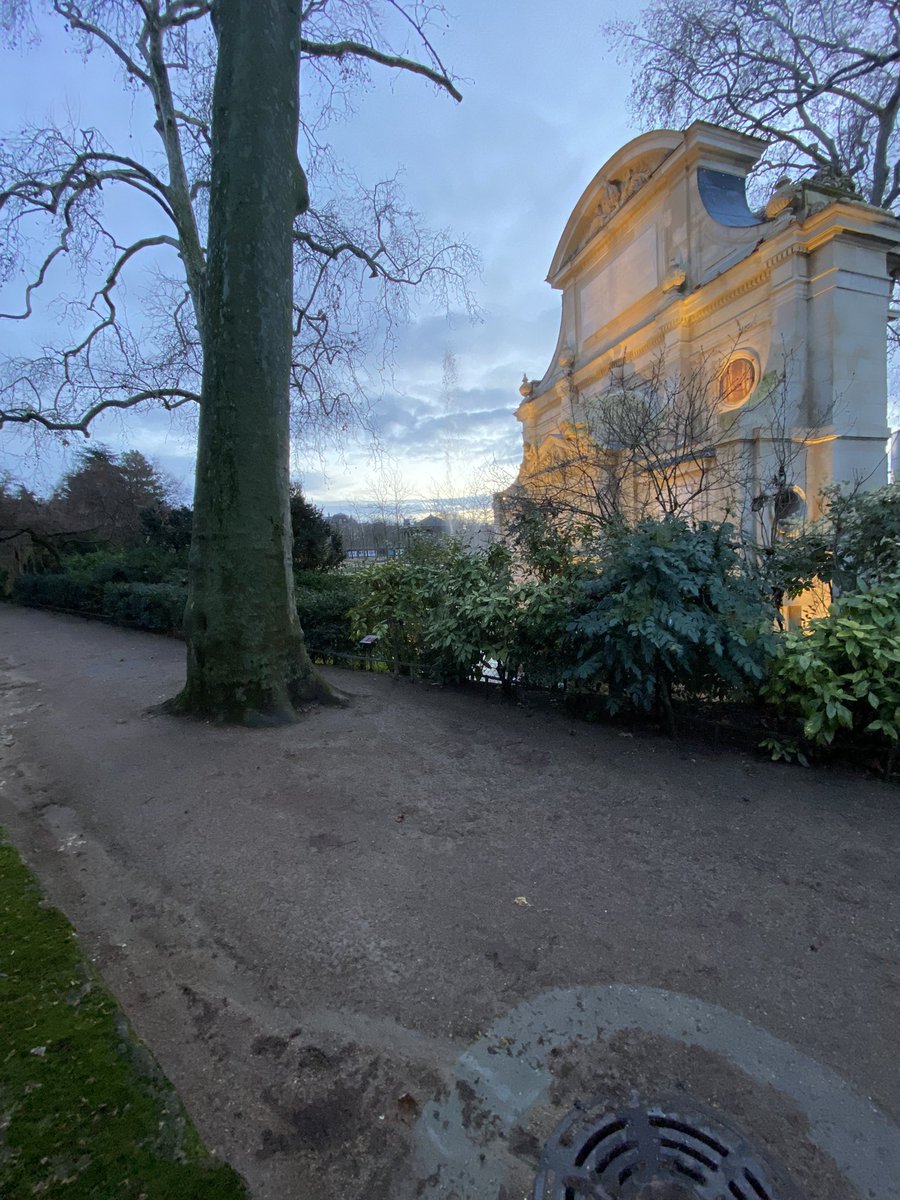 BullierSemezis's tweet photo. Joli @Paris au #Jardin #Luco https://t.co/YuPfPBoMiK