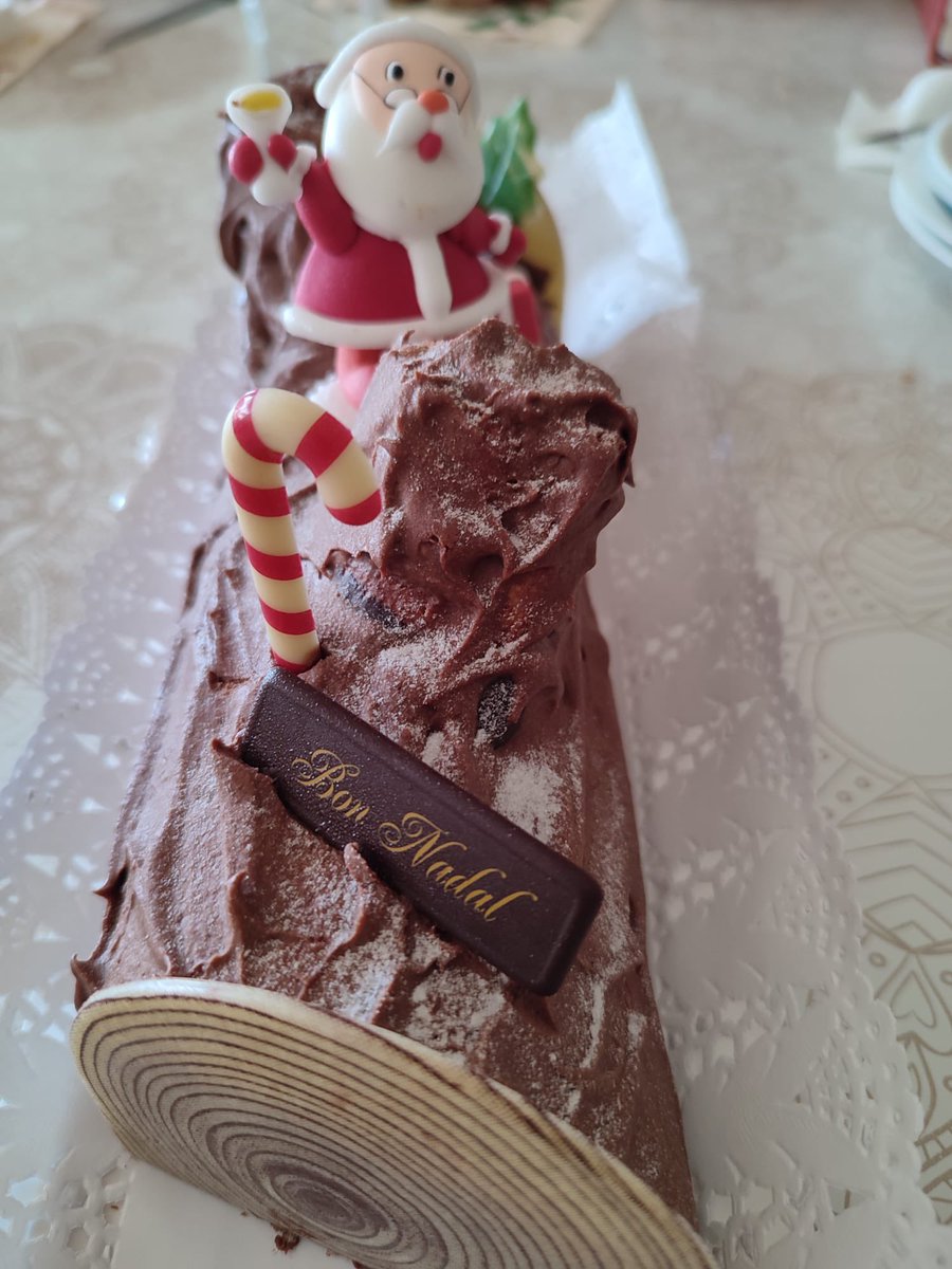 OldschoolMolins's tweet image. Ayer comiendo este postre de la tradición de estas fechas; El Tronco Navideño #tronco #tronconavideño #troncodenavidad #Navidad #navidades #Navidad2021 #fiestasnavideñas #molinsderei #postre #postresnavideños #postresdulces