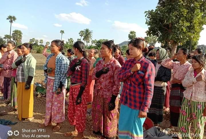 b3rry_y's tweet photo. Farmers in Yinmarpin,Sagaing Division, protested against the military dictatorship and saluted for fallen heroes while working in the fields.

#WarCrimesOfJunta #Dec26Coup
#WhatsHappeningInMyanmar https://t.co/hjPnviEauy