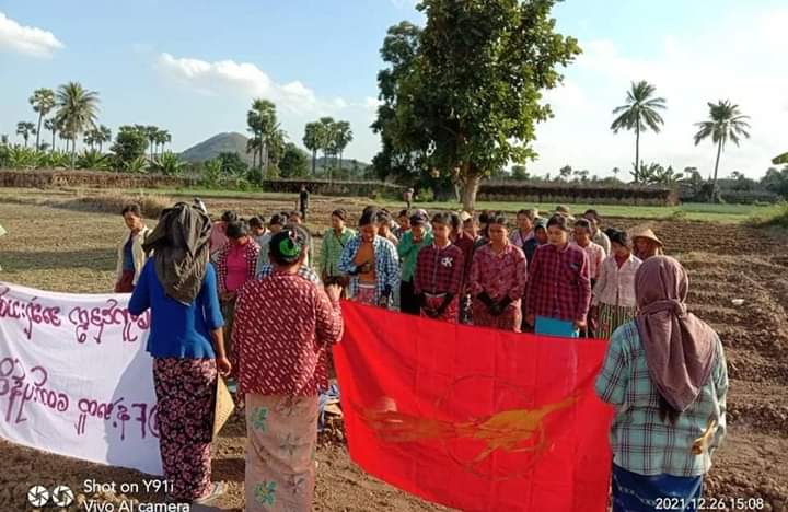b3rry_y's tweet photo. Farmers in Yinmarpin,Sagaing Division, protested against the military dictatorship and saluted for fallen heroes while working in the fields.

#WarCrimesOfJunta #Dec26Coup
#WhatsHappeningInMyanmar https://t.co/hjPnviEauy