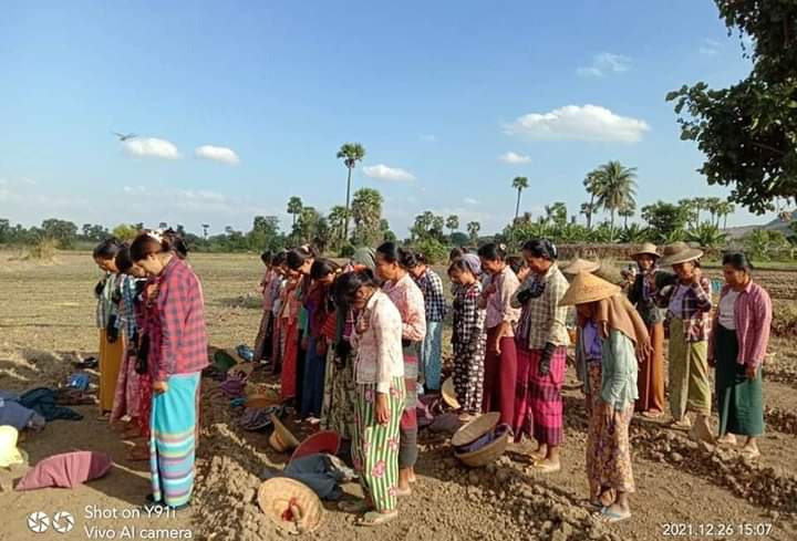 b3rry_y's tweet photo. Farmers in Yinmarpin,Sagaing Division, protested against the military dictatorship and saluted for fallen heroes while working in the fields.

#WarCrimesOfJunta #Dec26Coup
#WhatsHappeningInMyanmar https://t.co/hjPnviEauy