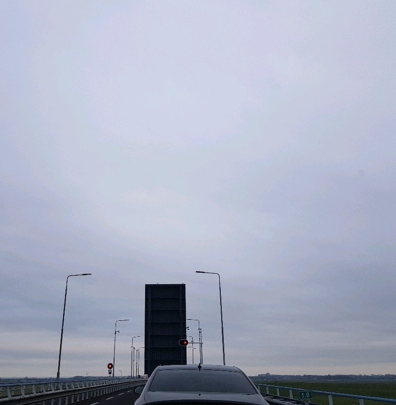 RWSverkeersinfo's tweet photo. โ๏ธ | Het brugdek van de Postbrug (#N670) gaat niet meer omlaag. We doen ons best om de storing zo snel mogelijk te verhelpen. Verkeer kan over de #A58 naar Yerseke of Kapelle. https://t.co/FzeyqRgkCk