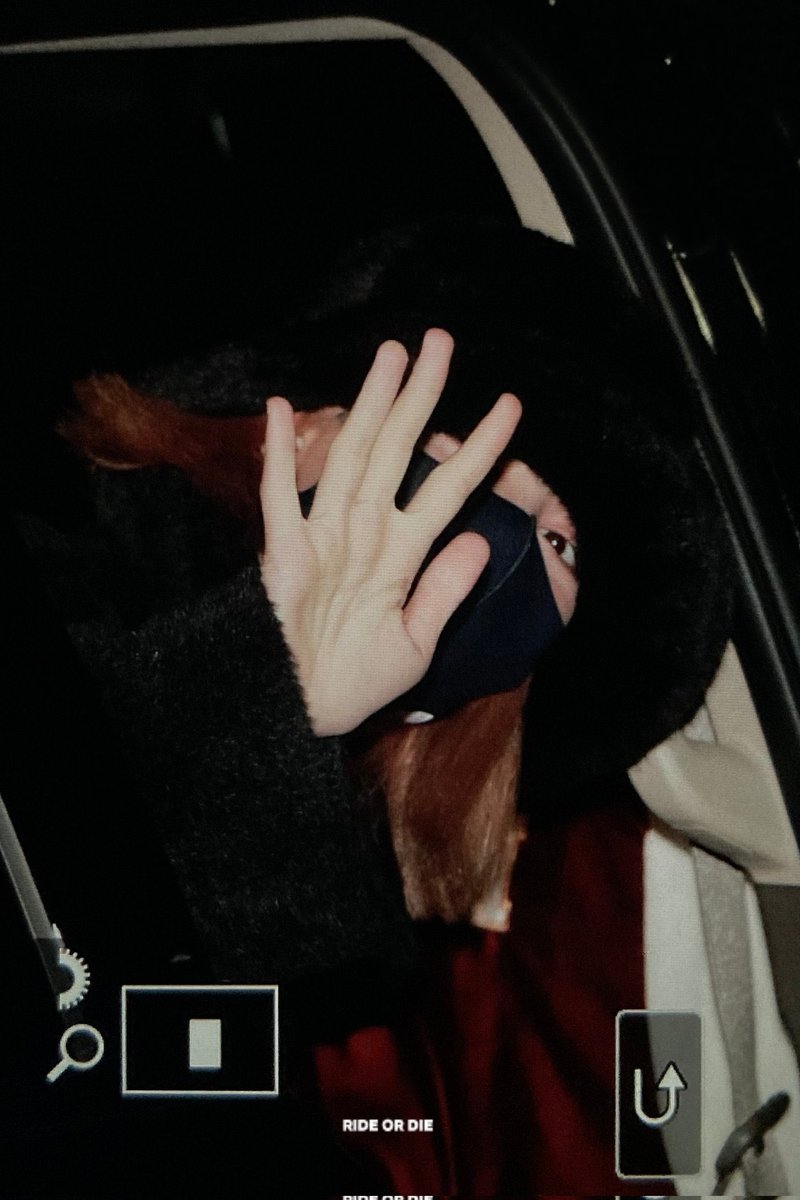 doitforourtwice's tweet photo. 📰| LISA de BLACKPINK estuvo hoy en el concierto de TWICE.

#TWICE_4TH_WORLD_TOUR
#TWICE_Beyond_LIVE @JYPETWICE https://t.co/YaKImkq2sB
