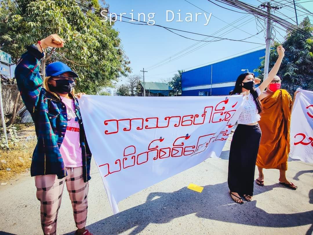IrrawaddyNews's tweet photo. Mandalay protest

December 26, 2021

Residents and monks in Mandalay continued taking to the streets to reject military rule on Sunday. (Photo: Spring Diary) https://t.co/qEMtf2FhJH