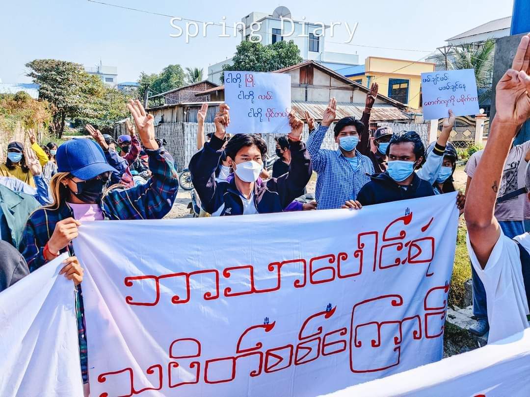 IrrawaddyNews's tweet photo. Mandalay protest

December 26, 2021

Residents and monks in Mandalay continued taking to the streets to reject military rule on Sunday. (Photo: Spring Diary) https://t.co/qEMtf2FhJH