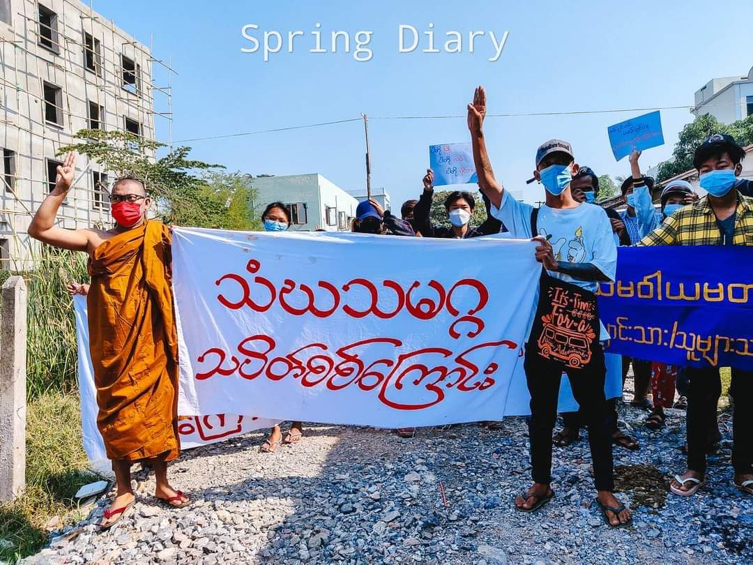 IrrawaddyNews's tweet photo. Mandalay protest

December 26, 2021

Residents and monks in Mandalay continued taking to the streets to reject military rule on Sunday. (Photo: Spring Diary) https://t.co/qEMtf2FhJH
