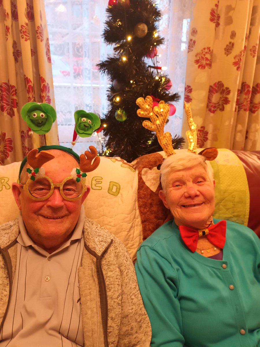 jellybug_27's tweet photo. Here is where I get my sense of fun & divilment from...๐คฉ
#mamanddad #alwaysupforfun #dressup https://t.co/hG0ooRk6AX