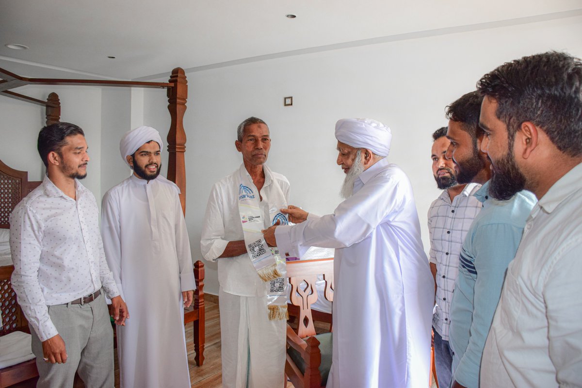 shkaboobacker's tweet photo. Padma Shri, Harekala Hajabba is a man of inspiring tales. He was immensely hoped to meet and visit Markaz Knowledge City.

Appreciated and Honoured him for his unequal efforts to enhance education and truly humanitarian efforts. https://t.co/LG98qkFs5e