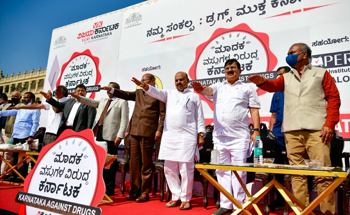 CMofKarnataka's tweet photo. ಮುಖ್ಯಮಂತ್ರಿ @BSBommai ಅವರು ಇಂದು ಗೃಹ ಇಲಾಖೆ ಮತ್ತು ವಿಜಯ ಕರ್ನಾಟಕ ದಿನಪತ್ರಿಕೆಯ ಜಂಟಿ ಸಹಯೋಗದಲ್ಲಿ ಬೆಂಗಳೂರಿನ ವಿಧಾನಸೌಧದ ಪೂರ್ವದಿಕ್ಕಿನ ಮುಂಭಾಗದಲ್ಲಿ ಆಯೋಜಿಸಲಾಗಿದ್ದ ‘ಮಾದಕ ವಸ್ತುಗಳ ವಿರುದ್ಧ ಕರ್ನಾಟಕ ಅಭಿಯಾನ’ದ ಅಂಗವಾಗಿ ವಿಂಟೇಜ್ ಕಾರು, ಬೈಕರ್ ರ‍್ಯಾಲಿ ಹಾಗೂ ವಿದ್ಯಾರ್ಥಿಗಳ ಜಾಥಾ ಕಾರ್ಯಕ್ರಮಕ್ಕೆ ಚಾಲನೆ ನೀಡಿದರು. (1/3) https://t.co/abQP3VHjh1