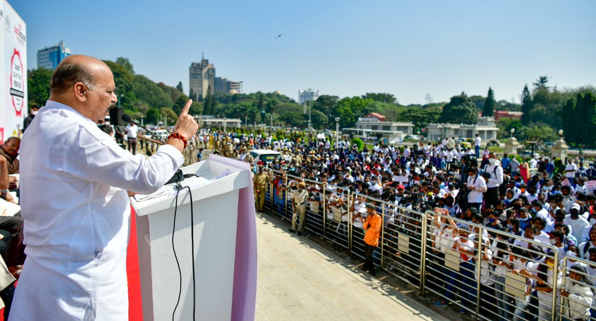 CMofKarnataka's tweet photo. ಮುಖ್ಯಮಂತ್ರಿ @BSBommai ಅವರು ಇಂದು ಗೃಹ ಇಲಾಖೆ ಮತ್ತು ವಿಜಯ ಕರ್ನಾಟಕ ದಿನಪತ್ರಿಕೆಯ ಜಂಟಿ ಸಹಯೋಗದಲ್ಲಿ ಬೆಂಗಳೂರಿನ ವಿಧಾನಸೌಧದ ಪೂರ್ವದಿಕ್ಕಿನ ಮುಂಭಾಗದಲ್ಲಿ ಆಯೋಜಿಸಲಾಗಿದ್ದ ‘ಮಾದಕ ವಸ್ತುಗಳ ವಿರುದ್ಧ ಕರ್ನಾಟಕ ಅಭಿಯಾನ’ದ ಅಂಗವಾಗಿ ವಿಂಟೇಜ್ ಕಾರು, ಬೈಕರ್ ರ‍್ಯಾಲಿ ಹಾಗೂ ವಿದ್ಯಾರ್ಥಿಗಳ ಜಾಥಾ ಕಾರ್ಯಕ್ರಮಕ್ಕೆ ಚಾಲನೆ ನೀಡಿದರು. (1/3) https://t.co/abQP3VHjh1