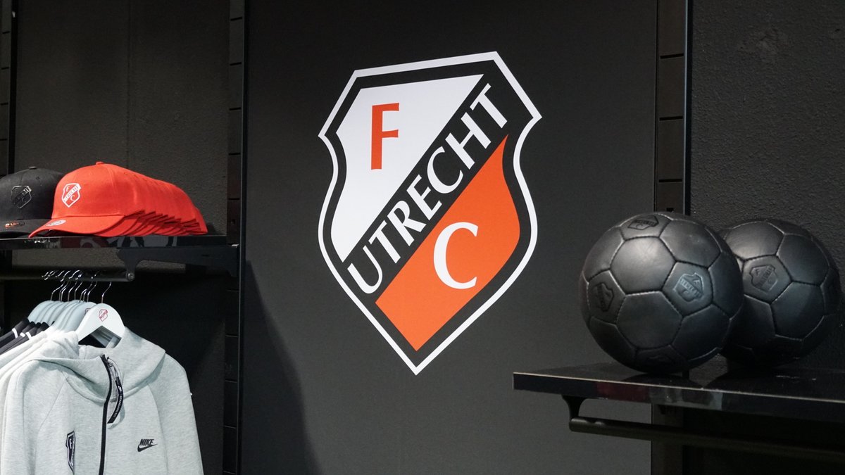 fcutrecht's tweet photo. 🔙 Een terugblik op 𝐣𝐮𝐧𝐢 &amp; 𝐣𝐮𝐥𝐢 2⃣0⃣2⃣1⃣

🇫🇷 Arthur Zagre wordt gepresenteerd als nieuwe aanwinst
🆕 Lancering van het nieuwe logo
🏖️ De selectie gaat op trainingskamp in Zeeland
 
#throwback #fcutrecht #utrecht https://t.co/3CahDYyRrN