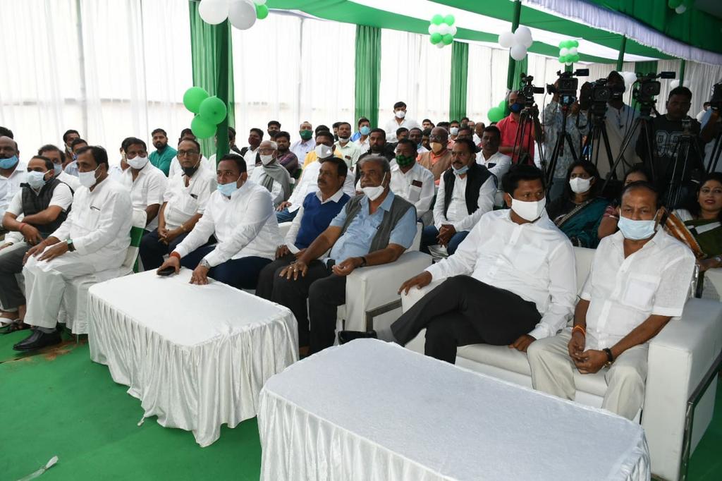 bjd_odisha's tweet image. ଭାଷା ଭିତ୍ତିକ ରାଜ୍ୟ ଗଠନ ଏବଂ ରାଜ୍ୟକୁ ଆର୍ଥିକ ସ୍ବାଧୀନତା ଦେବା ଦିଗରେ ବିଜୁବାବୁଙ୍କ ଉଦ୍ୟମକୁ ସମସ୍ତେ ଏହି ଅବସରରେ ମନେ ପକାଇଛନ୍ତି। ଏଥିସହ ଓଡ଼ିଆ ଜାତି ତଥା ଓଡ଼ିଶାର ସଂସ୍କୃତି ଓ ସ୍ୱାଭିମାନକୁ ବଜାୟ ରଖି ନୂଆ ଓଡ଼ିଶା ଗଠନ ପାଇଁ ଏକ ହୋଇ କାମ କରିବାକୁ ଦଳୀୟ ନେତୃବୃନ୍ଦ ଆହ୍ବାନ କରିଛନ୍ତି। #BJDFoundationDay #25YearsOfBJD