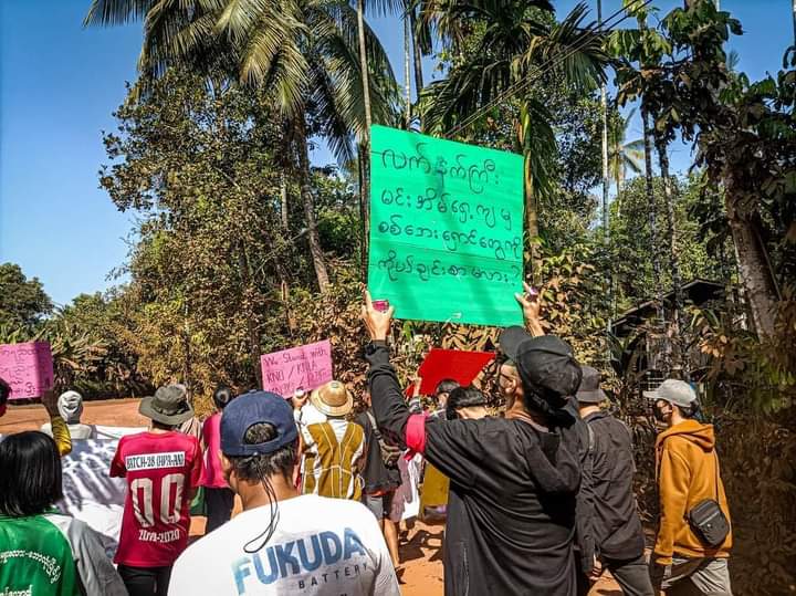 b3rry_y's tweet photo. Students Unions from Kya In Seik Gyi Township, Kayin State, demonstrated in prayer for the victory of the KNU &amp; PDFs and to overthrow of Fascist dictatorship.

#WarCrimesOfJunta #Dec26Coup
#WhatsHappeningInMyanmar https://t.co/L2dYzB0MJm