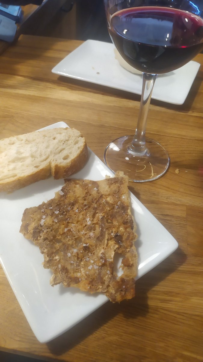 Crujiente de careta de cerdo y un crianza de la Rioja 'Boleto de Exopro'.

Esa nota grasa, crujiente, salada del cerdo es santiguada con el vino.