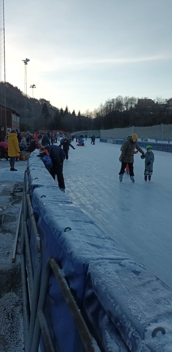 Fana IL (@fanail) on Twitter photo Skøyter i Bergen. Over 1000 besøkende så langt i dag👏 #Bergen #skøyter #folkehelse #slåtthaugarena <a href="/bergenkommune/">Bergen kommune</a> <a href="/IRBergen/">Idrettsrådet Bergen</a> Skøyter i Bergen. Over 1000 besøkende så langt i dag👏 #Bergen #skøyter #folkehelse #slåtthaugarena <a href="/bergenkommune/">Bergen kommune</a> <a href="/IRBergen/">Idrettsrådet Bergen</a>