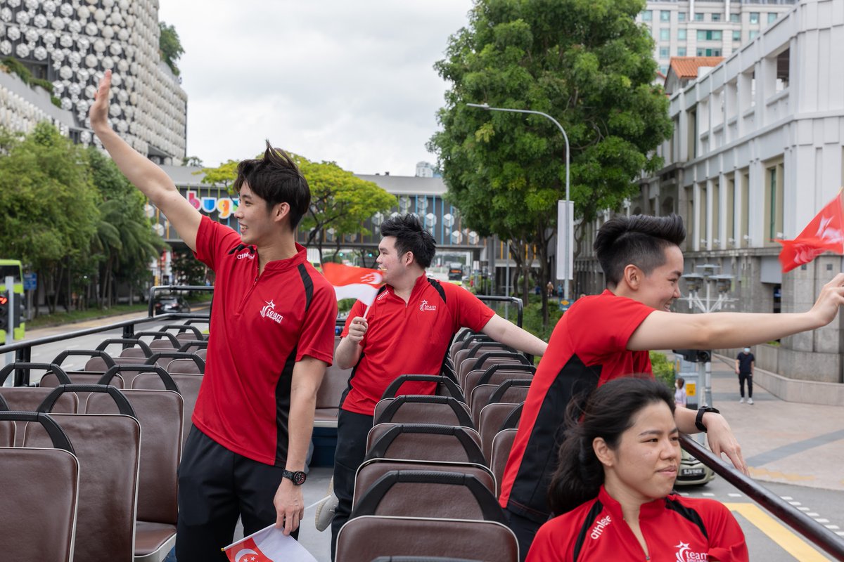 MothershipSG's tweet photo. Members of public wave enthusiastically to Team S'pore world champions in heroes' parade https://t.co/ziUW2BBnfk https://t.co/YzdwfPly9q