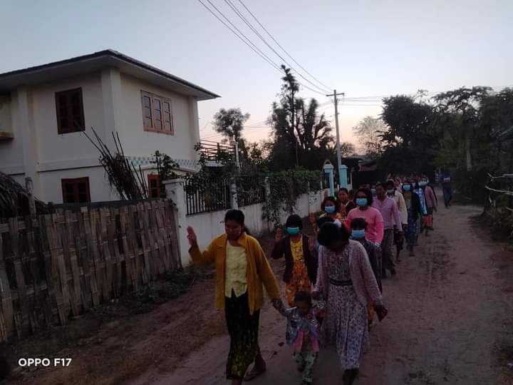 miN13700's tweet photo. A regular pro-democracy rally was seen in Yae Kyi Pin village, Yinmabin township on the evening of December 26, aiming at eradication of fascist dictator.

#WarCrimesOfJunta
#Dec26Coup 
#WhatsHappeningInMyanmar https://t.co/DVQkNHPU6G